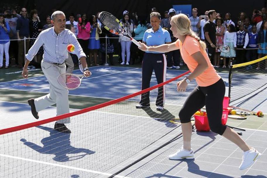Il presidente degli Stati Uniti Barack Obama  un appassionato sportivo, ieri alla Casa Bianca ha giocato a tennis con Caroline Wozniacki alla White House Easter Egg Roll, una iniziativa benefica contro l’obesit infantile AP